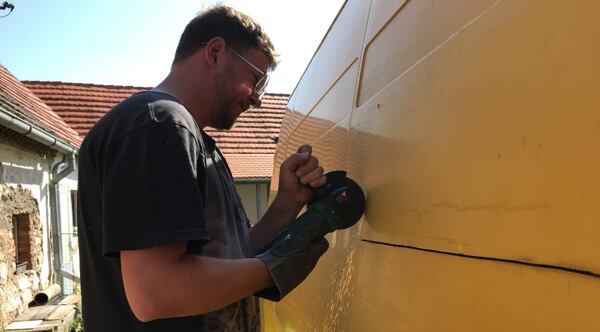 ausschnitt-fuer-das-seitenfenster-des-transporters-bumblebee