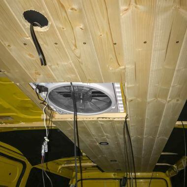 Installation des Dachventilators im Lieferwagen „Bumblebee“