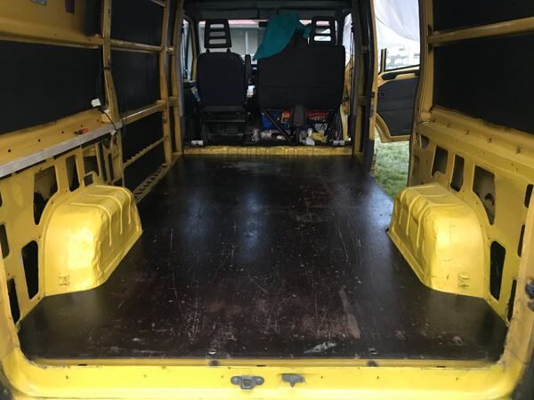 Verlegung der Bodenplatte im Transporter Bumblebee