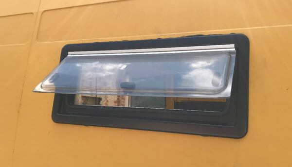 Fertiges-Fenster-des-Transporters-Bumblebee