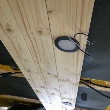 Installation der Deckenleuchte im Lieferwagen „Bumblebee“