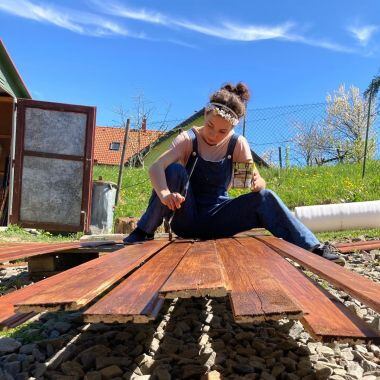 Anstrich-der-Bretter-fuer-den-Mazlik