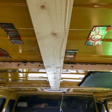 Beginn der Deckenverkleidung von „Bumblebee“