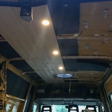 Lichttest im Lieferwagen„Bumblebee“