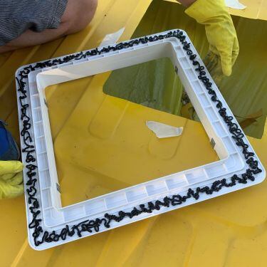 Auftragen des Klebers auf den Ventilatorrahmen